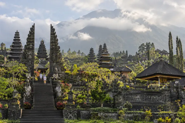 ブサキ寺院の石段と多層の塔
