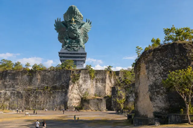 GWK文化公園の巨大なガルーダ像と断崖