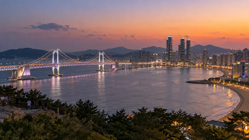 夕暮れの釜山の海岸と広安大橋