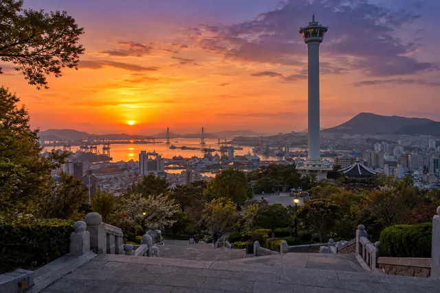 龍頭山公園と釜山タワーの夕景