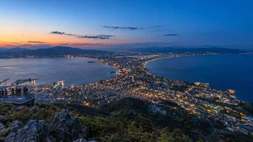 函館山から見る函館の夜景と津軽海峡