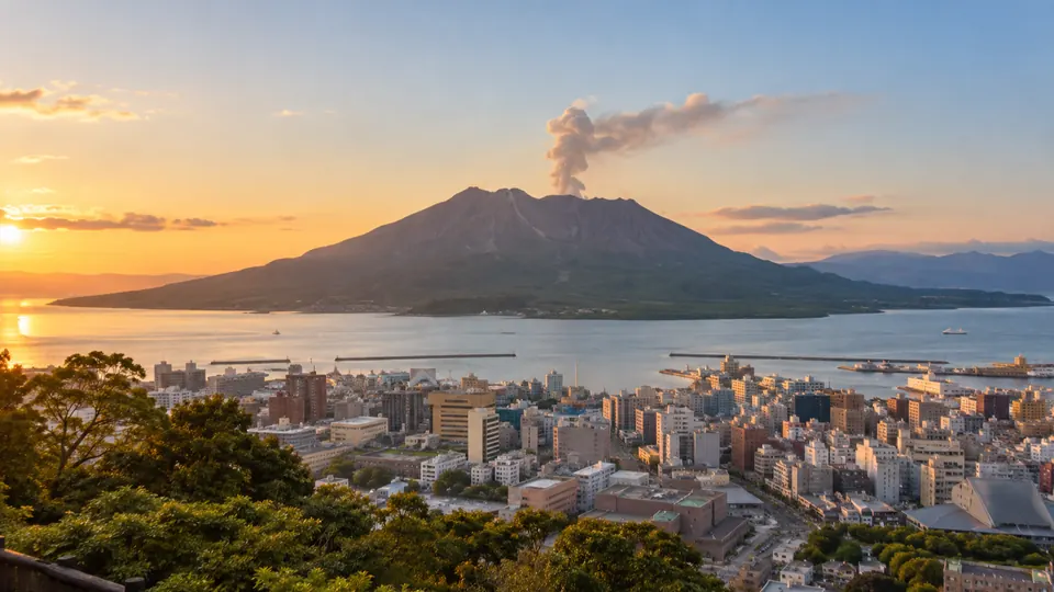 桜島を望む鹿児島市街と錦江湾