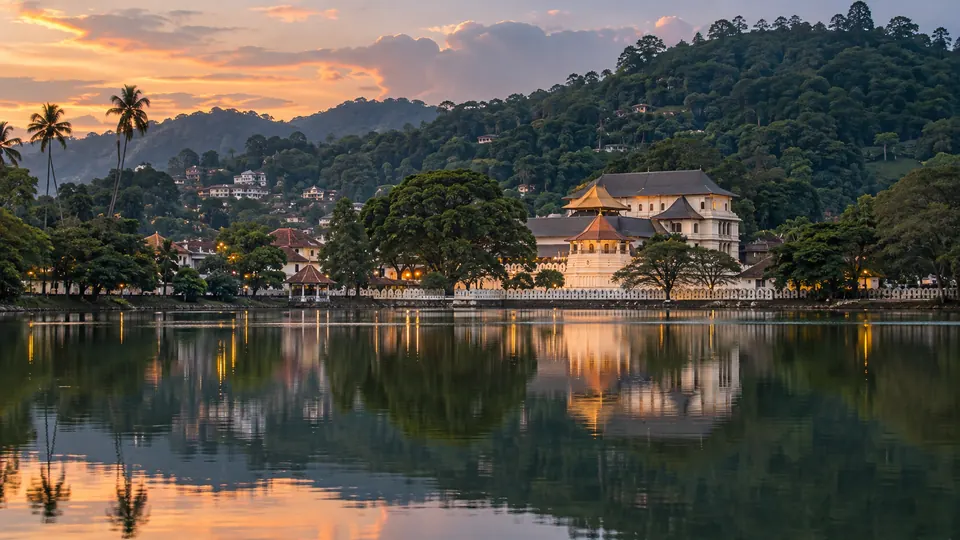 夕暮れのキャンディ湖と仏歯寺