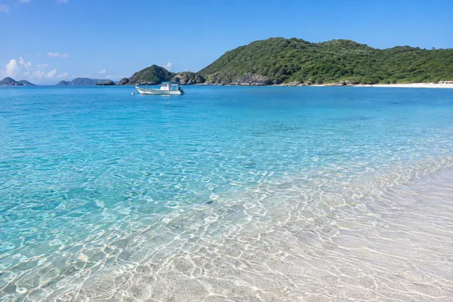 慶良間ブルーの海と小さな島