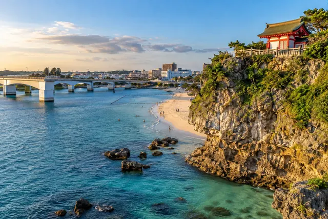崖上の波の上宮と海