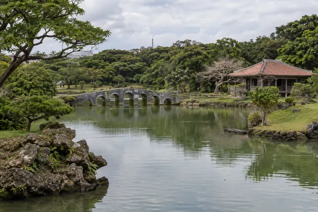 識名園の池と赤瓦の建物