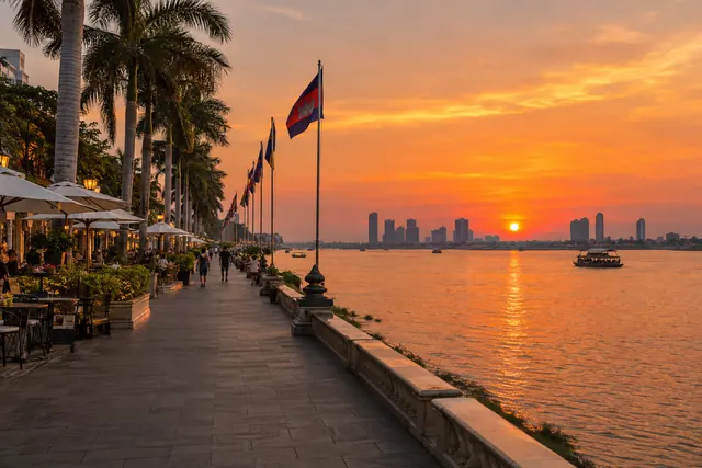 川沿いの遊歩道と夕景
