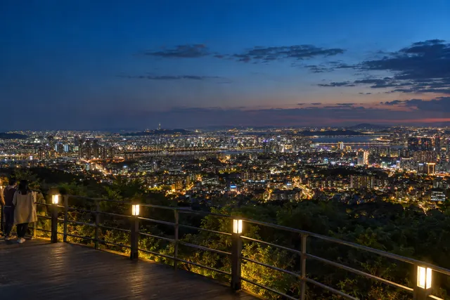 藻岩山山頂から見下ろす札幌の夜景