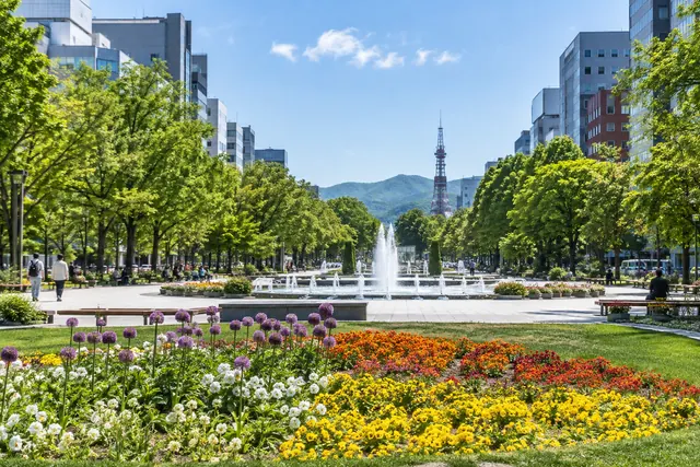 花壇と噴水が続く大通公園