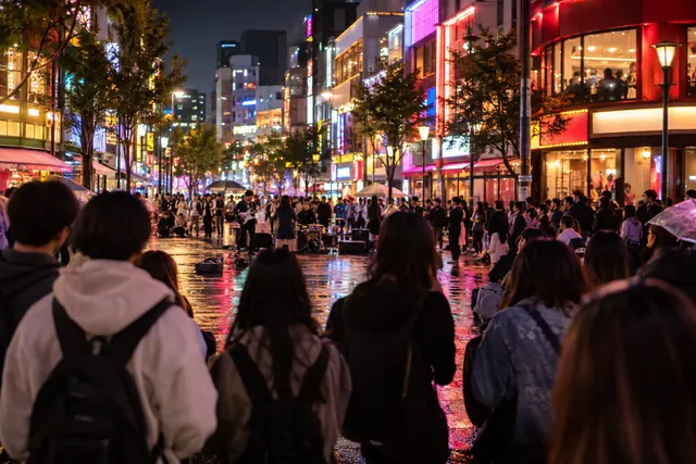 夜の弘大の路上