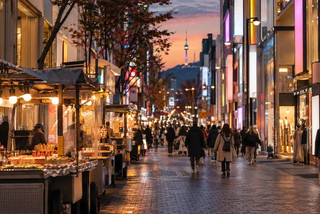 夜の明洞のにぎわい